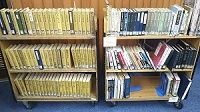 事前に県立図書館職員が準備した松本清張に関するありとあらゆる資料がブックトラック2台分に、ぎっしり並んでいる様子