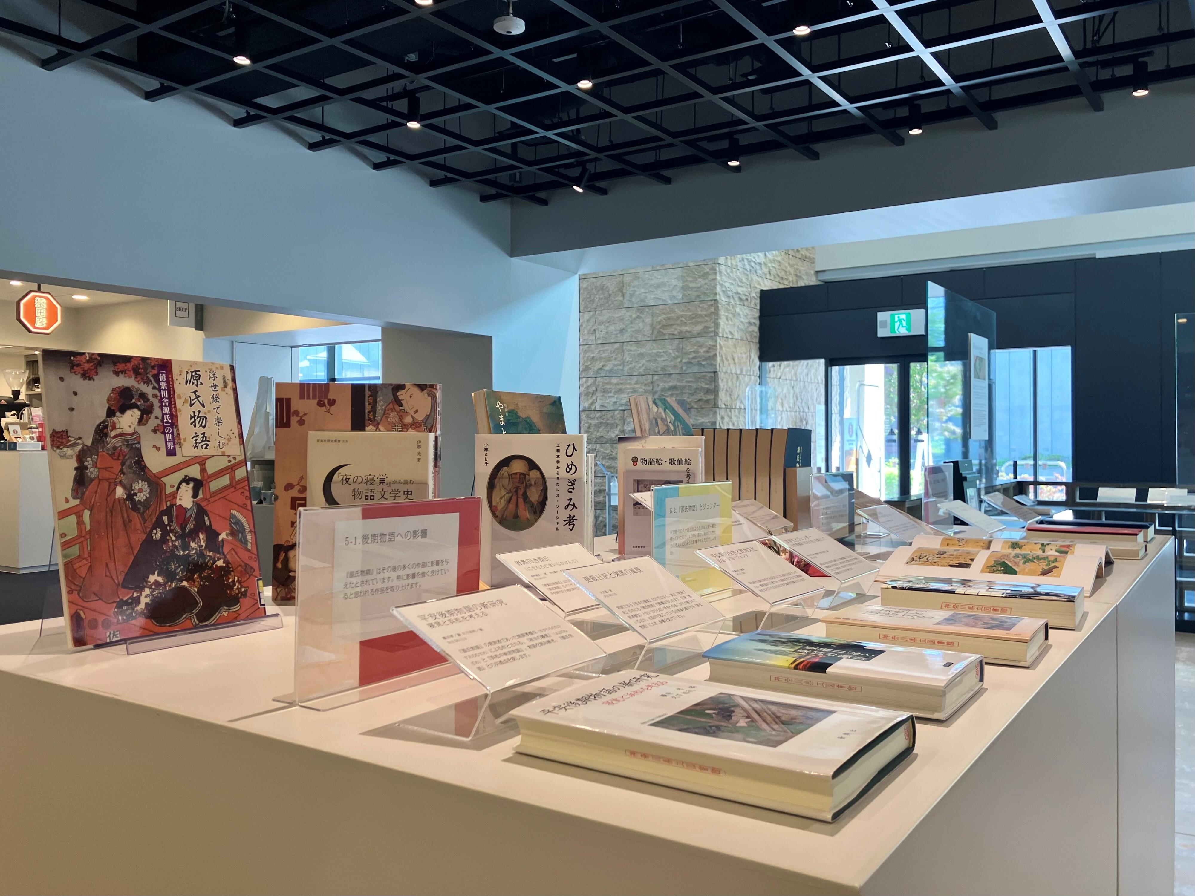 企画展示「源氏物語を取り巻く女性たちと文化」会場の様子3