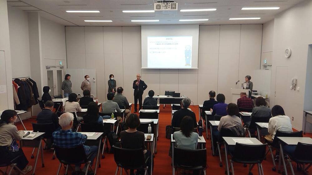 写真右:ボランティアグループ bridge代表 渡辺恵市郎氏とメンバーのみなさん