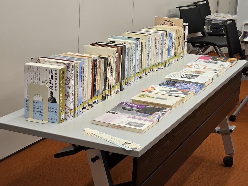 「WikiGap in Kanagawa 2025」で用意した当館資料の様子