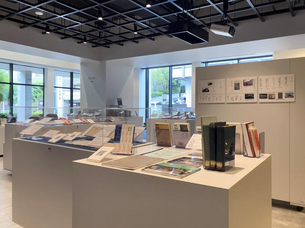 企画展示「戦後80年 戦時文庫と戦時下の図書館活動」会場の様子