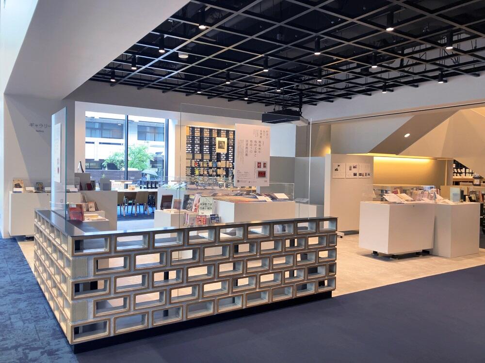 企画展示「戦後80年 戦時文庫と戦時下の図書館活動」会場の様子