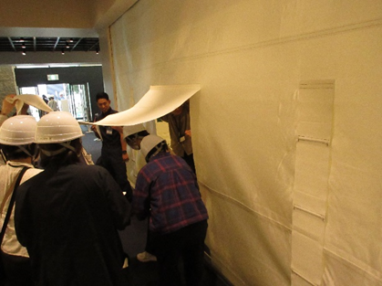 写真:防煙スクリーンを通っての避難体験(本館)