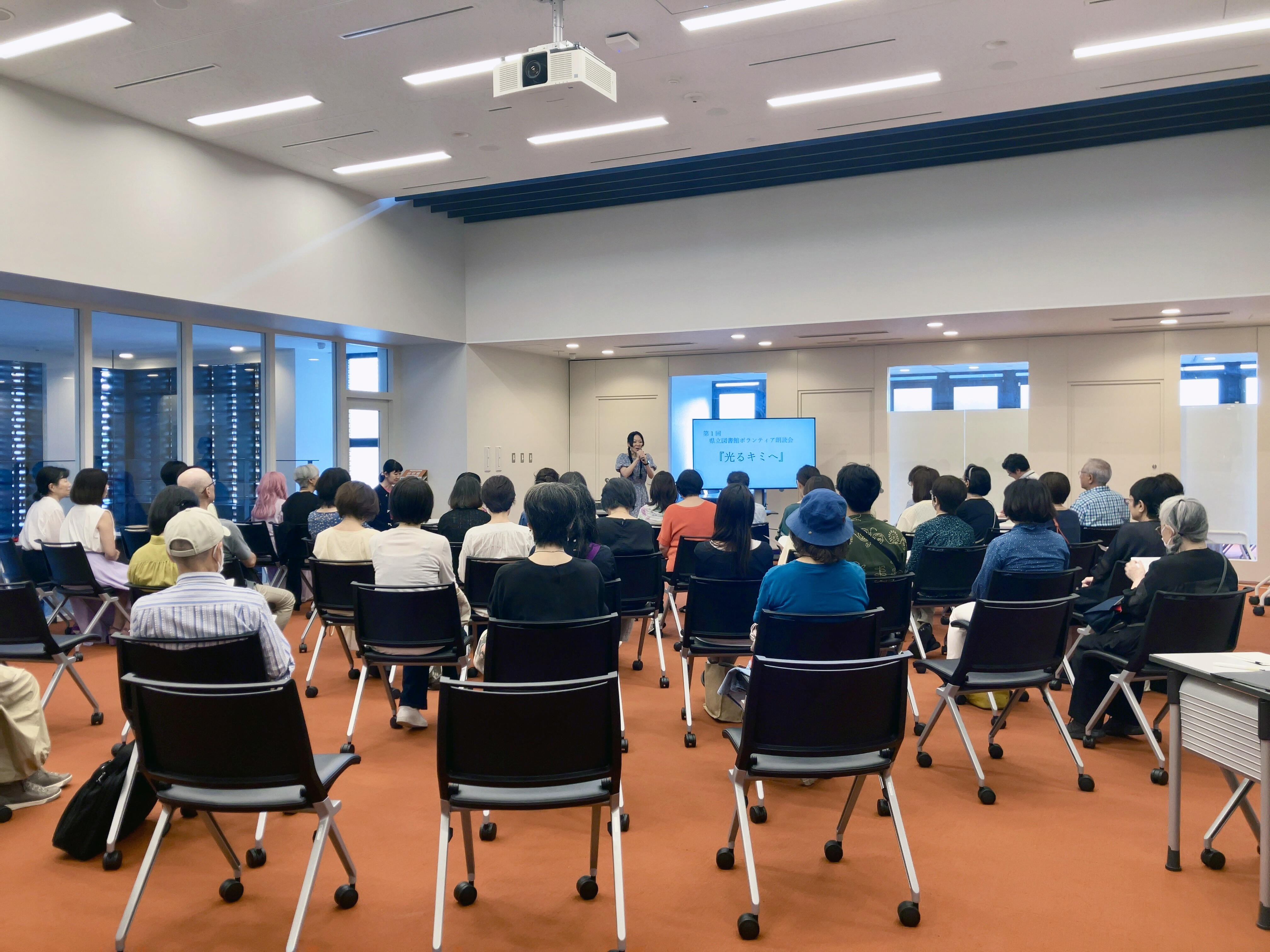 図書館ボランティアの朗読会の様子