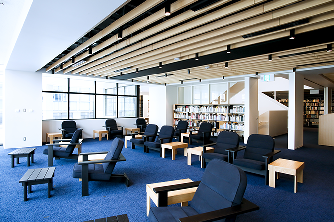 県立図書館本館ザリーディングラウンジ