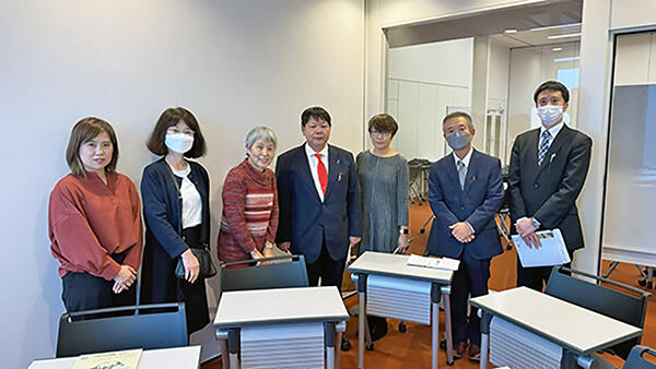 郡山市図書館協議会委員及び郡山市中央図書館の職員の写真
