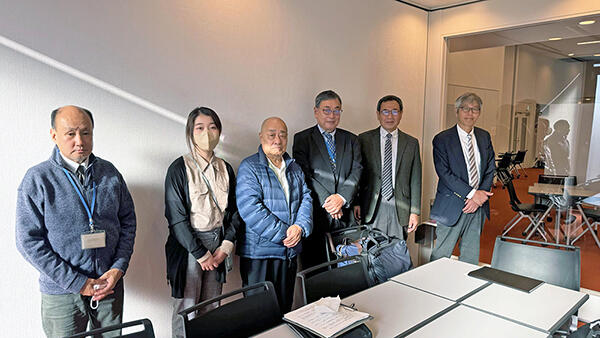 真鶴町文化財審議委員及び真鶴町の職員の写真